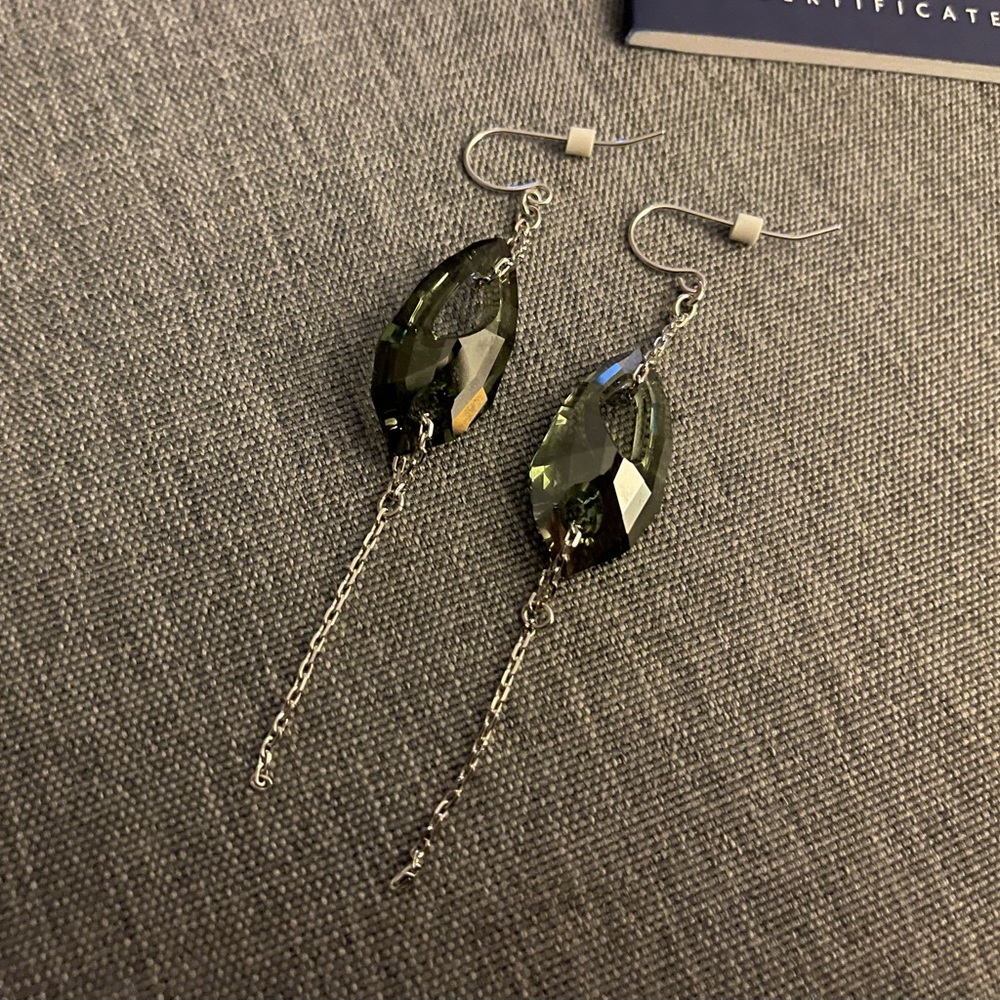 🌮New Swarovski Gorgeous Erinite Satin Pierced Earrings